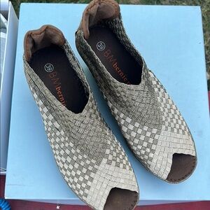 bernie mev. Brown Sandals Comfortable Flip-Flops